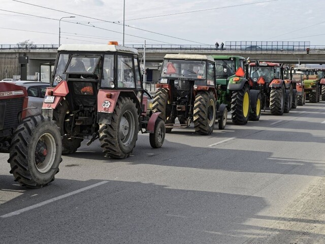 Nespokojnosť vyjadrili aj farmári, ich traktory spôsobili kolóny