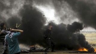 Palestínčania opäť protestovali na hraniciach, stovky utrpeli zranenia