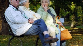 Časť dôchodcov by si mala prilepšiť. Zarábajúci budú môcť svojim rodičom na penziu prispievať