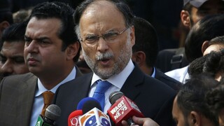 Pakistanský minister prežil pokus o atentát, napadli ho na mítingu
