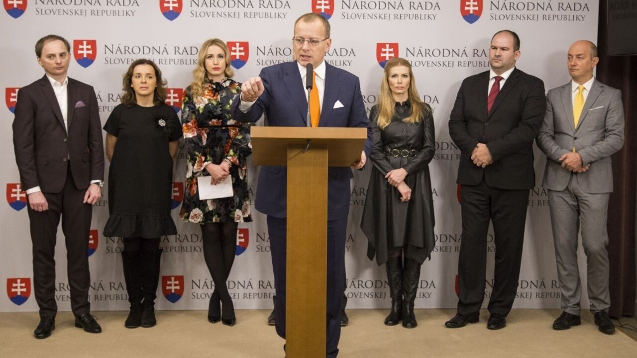 Znechutených mladých lákajú do novej organizácie Sme rodina