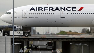 Piloti známych aeroliniek sa pobili počas letu zo Ženevy do Paríža