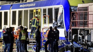 V Nemecku sa zrazili dva vlaky, z miesta nešťastia hlásia obete