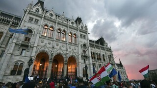 Proti Orbánovej vláde protestovali tisícky Maďarov