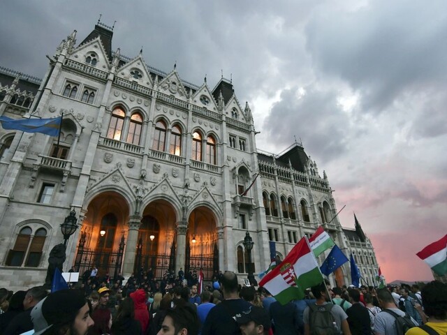 Proti Orbánovej vláde protestovali tisícky Maďarov