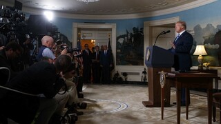 Trump končí s jadrovou dohodou, v Teheráne horela vlajka USA