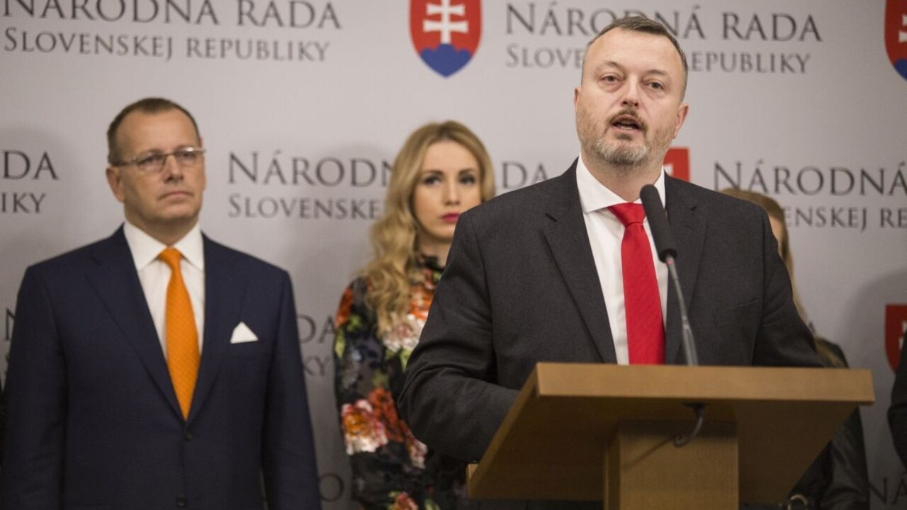 Krajniak hovorí o korupcii v zbrojovke, pred nákupom chce vidieť zmluvy