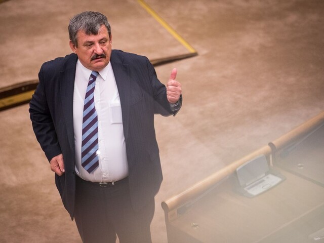 Hrnko bránil SNS aj seba: za dôkaz o alkoholizme dá poslanecký plat