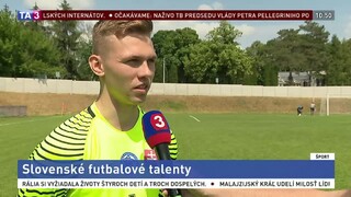 Futbalisti do 18 rokov A. Fojtíček a D. Strelec pred zápasom s ČR