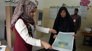 Iračania si volia parlament po novom, hlasy prídu cez satelit