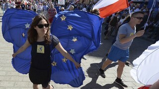 Poliaci protestovali proti vláde, obavy panujú aj v Európskej komisii