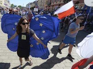 Poliaci protestovali proti vláde, obavy panujú aj v Európskej komisii