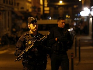 Francúzske úrady identifikovali muža, ktorý útočil v Paríži