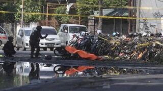 V kostoloch vraždili matka, otec a ich deti, ukryli sa v dave veriacich