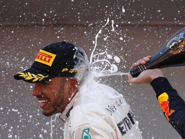 Suverén F1 Hamilton ovládol ďalší pretek Veľkej ceny Španielska