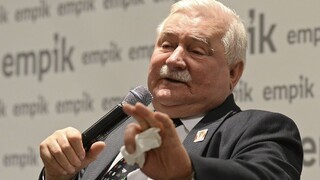 Kaczyński trvá na odškodnom za ohováranie, Wałęsa vinu odmieta