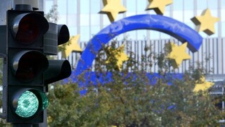 Euro čelí viacerým rizikám, krajiny eurozóny otestuje budúcnosť