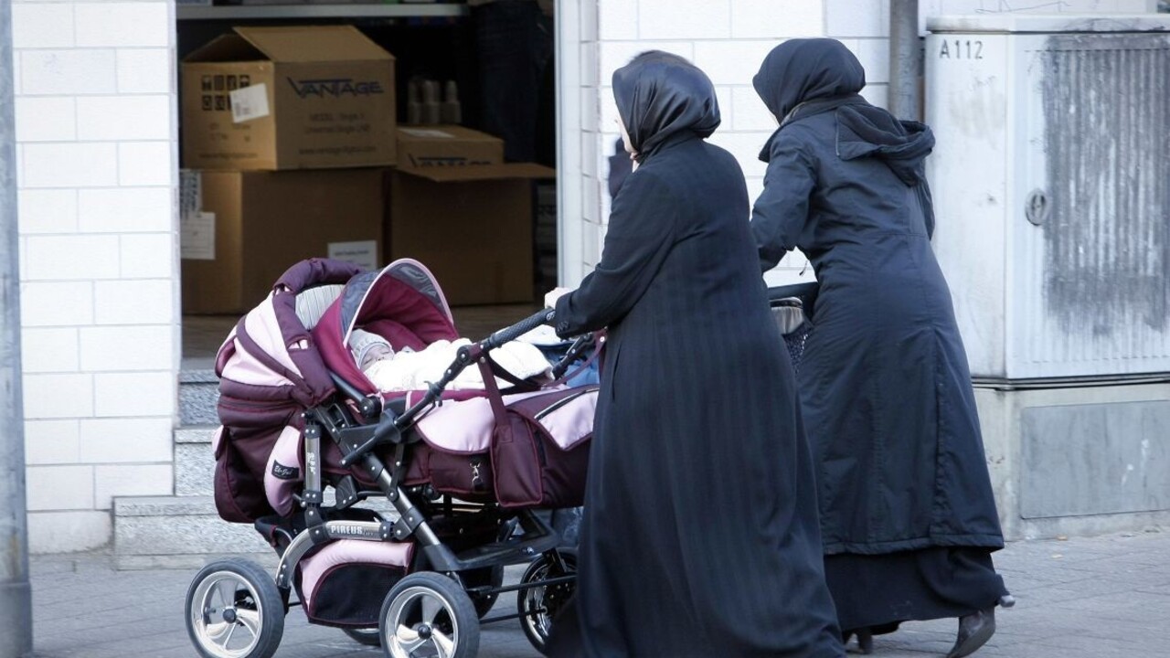 Ide k nám 11-tisíc migrantov, šíri sa na webe. Polícia reagovala