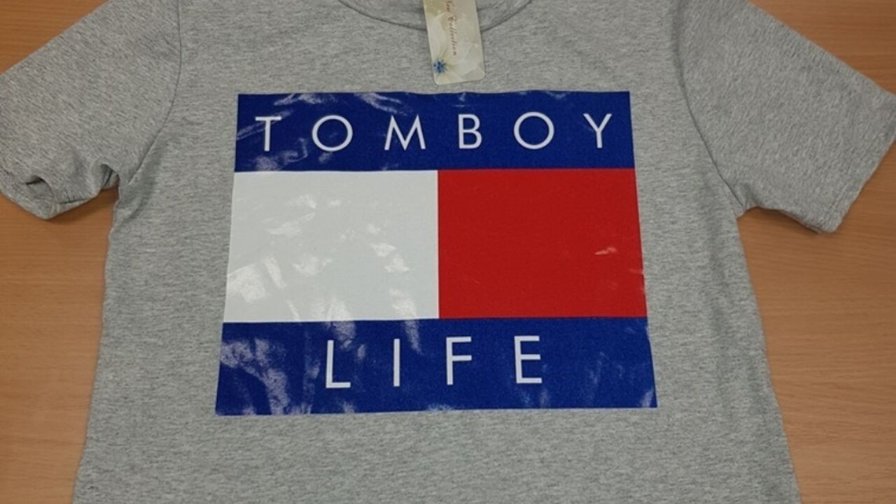 Fejky zvučných značiek skončia v spaľovni, colníci našli stovky