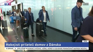 Slovenskí hokejisti prileteli domov, v skupine vidia progres