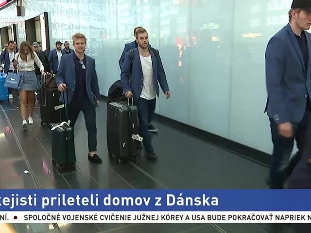 Slovenskí hokejisti prileteli domov, v skupine vidia progres