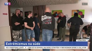 Extrémizmus na súde, obvinených prišiel podporiť Mazurek