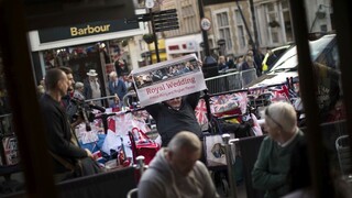 V Británii vrcholí svadobné šialenstvo, prilákalo tisíce turistov