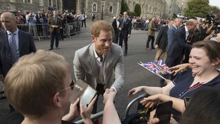 Briti sa tešia z kráľovskej svadby, mladým želajú šťastný život