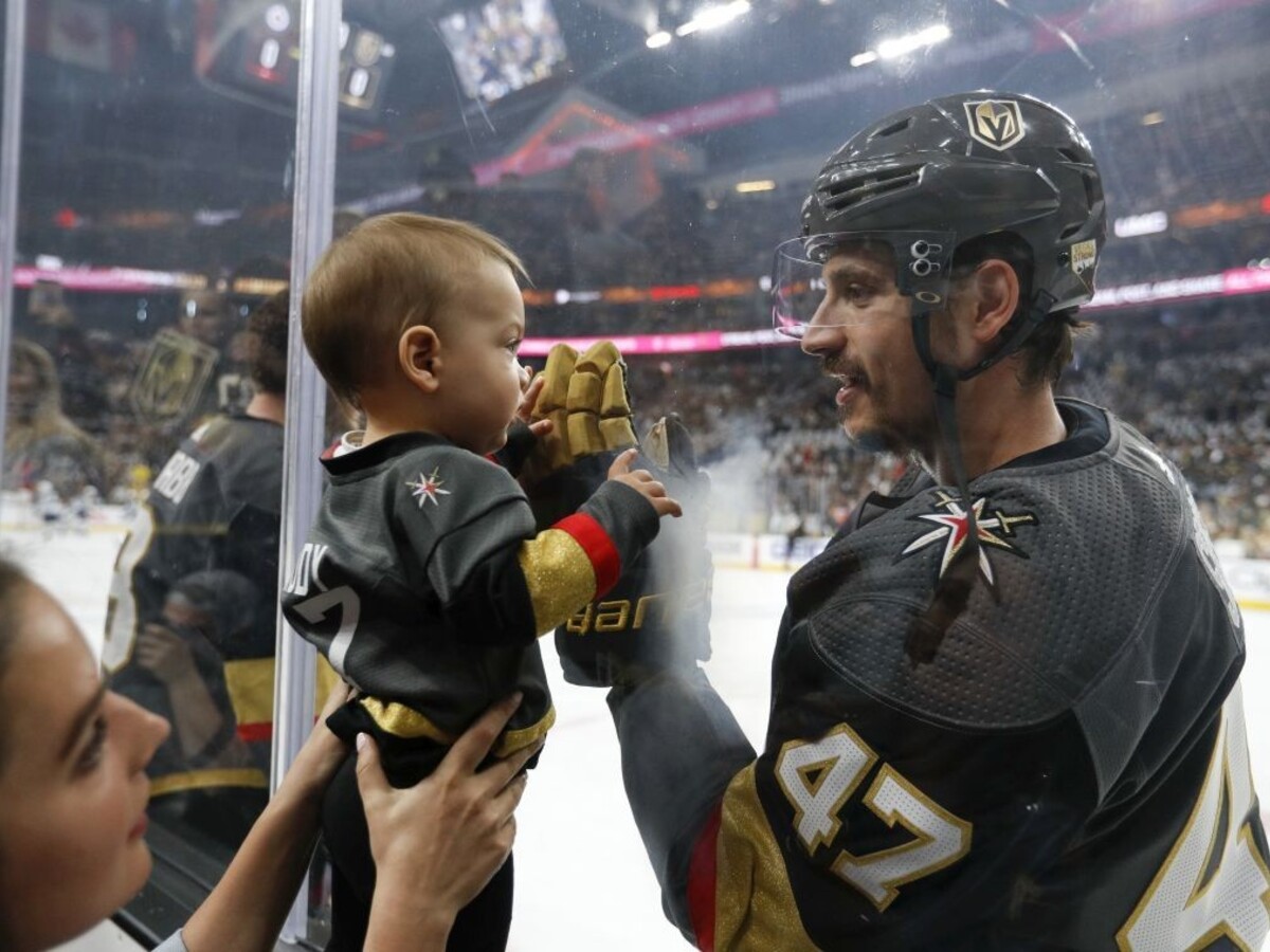 NHL: Nováčik sezóny valcuje play-off, útočí na finále