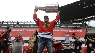 Hossu si uctia na ceremoniáli. Chicago Blackhawks mu venuje špeciálny večer