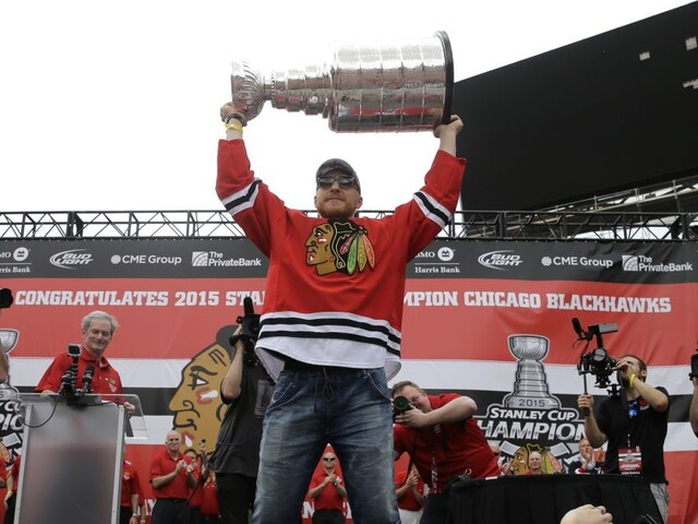 Hossu si uctia na ceremoniáli. Chicago Blackhawks mu venuje špeciálny večer
