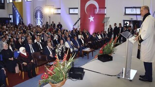 Erdogan sa snaží získať voličov v zahraničí, príhovor si vypočuli tisícky ľudí