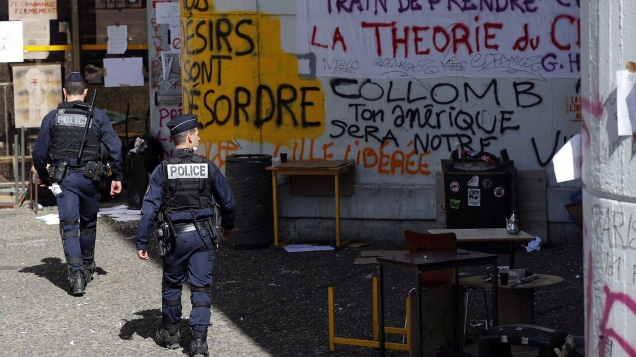 Strelci s kalašnikovmi vo Francúzsku zaútočili na mladých ľudí