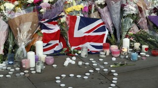 Mayová a princ William si uctili obete masakru v Manchesteri