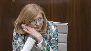 Matečná čelí odvolávaniu, vyčítajú jej zlyhanie. Vláda nesúhlasí