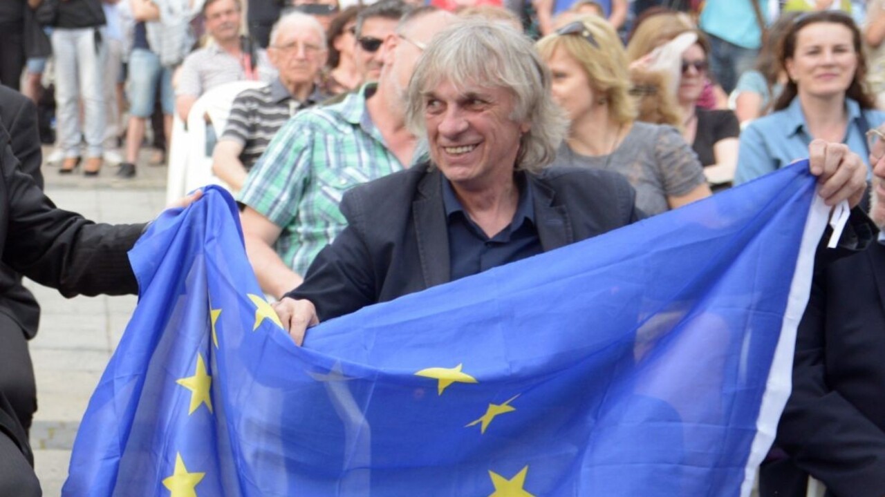 Výtvarníka, ktorý mal osekať symboly komunizmu, súd oslobodil