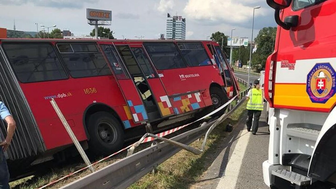 Autobus bratislavskej MHD sa zrazil s autom, hlásia zranených