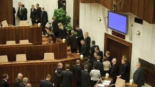 Poslanci musia do práce v netradičnom čase a zostanú bez obednej pauzy