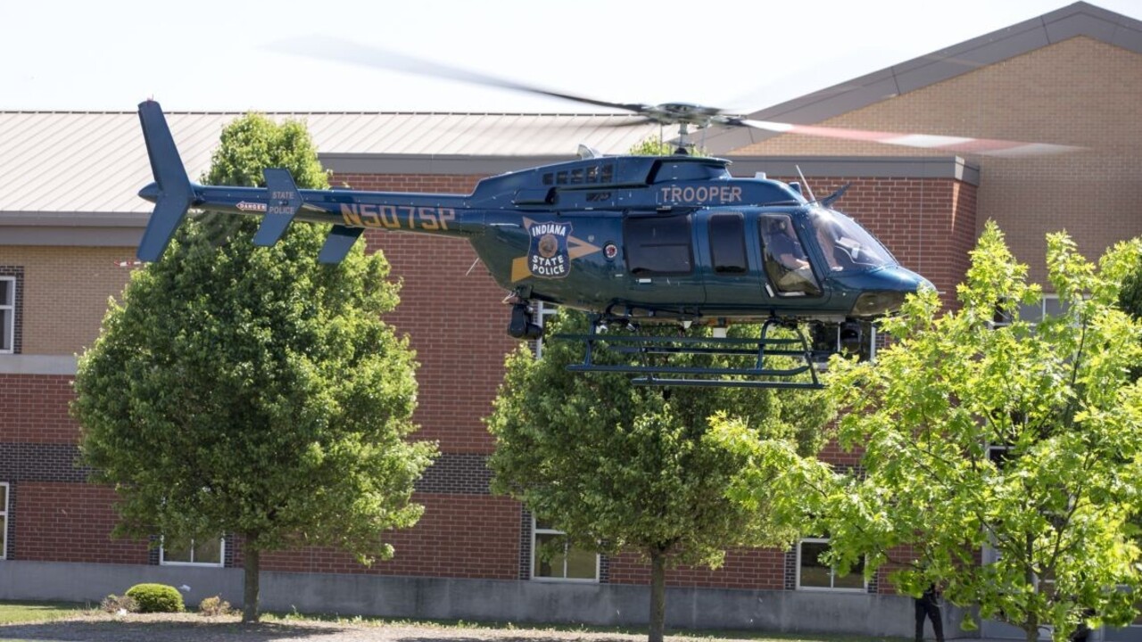 Útočník v triede spustil streľbu. Učiteľ zasiahol, no dostal guľku