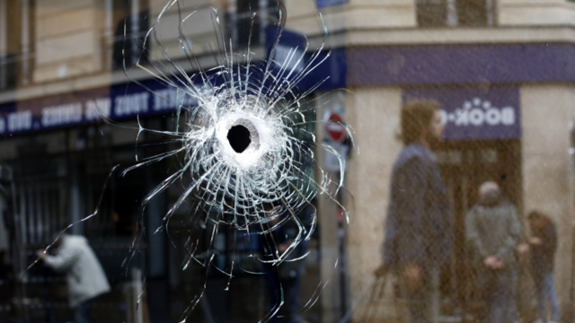 streľba guľka sklo zbraň 1140 px ilu (SITA/AP)