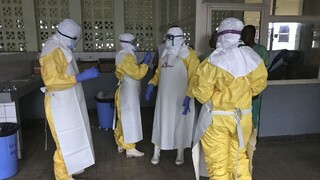 Proti ebole očkujú v ďalšej oblasti, susedné štáty bijú na poplach