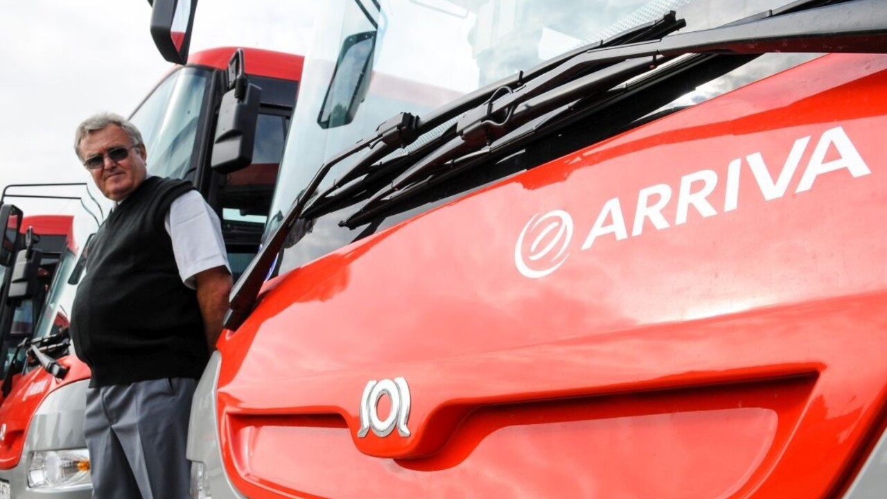 Mestskú dopravu paralyzovali vandali, poškodili 21 autobusov