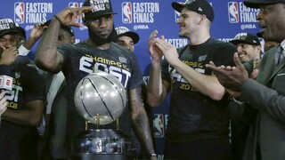 NBA: LeBron nezišiel z palubovky, Cleveland dostal do finále