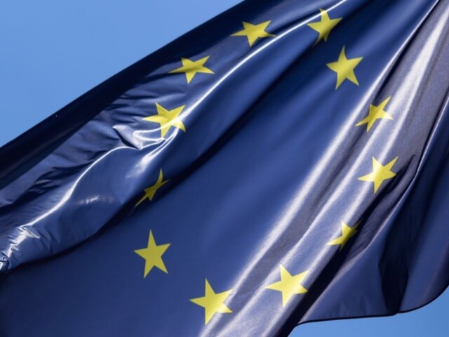 Europoslanci prerokujú platové podmienky pre cudzincov. Chcú spravodlivosť