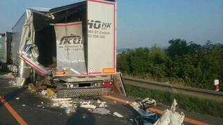 Doprava na vjazde do Bratislavy po nehode kamiónov skolabovala