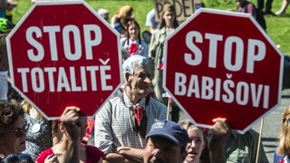 Prahou sa ozývali hrnce aj výkriky. Stovky Čechov majú dosť Babiša