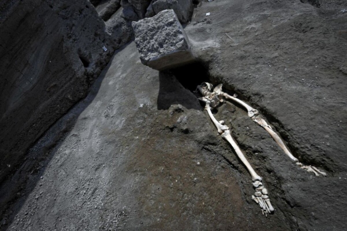 italy-pompeii-skeleton-08365-429618a91336443a80f714515eb72afc_c1ad3220.jpg