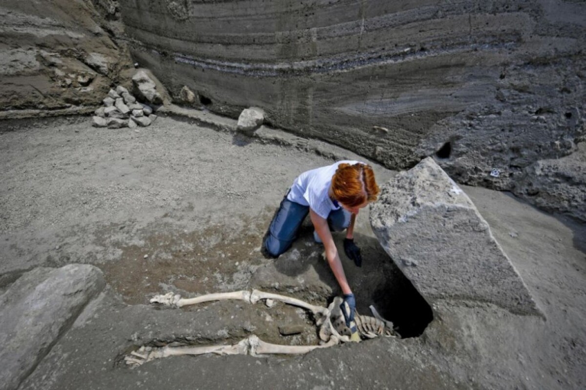 italy-pompeii-skeleton-17160-99555a5062a846b1977cc6c21a31dbc7_52b20bae.jpg