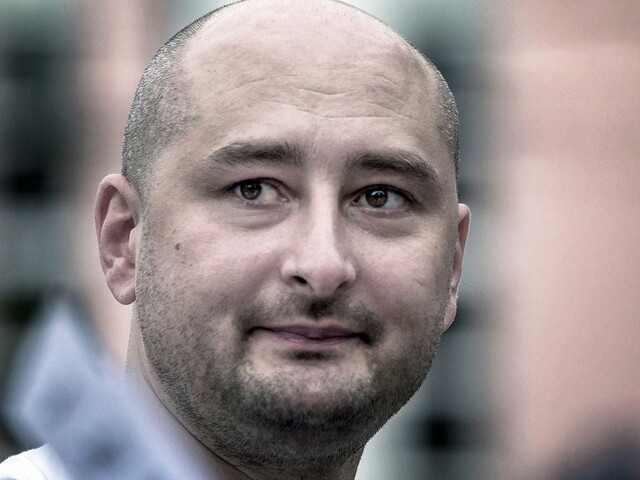 Zavraždený novinár žije. Babčenko sa šokujúco objavil pred kamerami