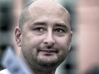 Zavraždený novinár žije. Babčenko sa šokujúco objavil pred kamerami